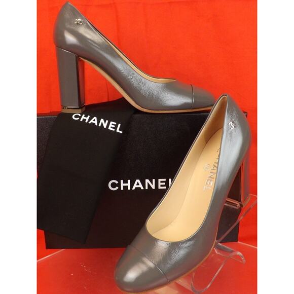 NIB CHANEL G31655 GRAY DISTRESSED LEATHER CC LOGO CAP TOE SILVER HEEL PUMPS 38 - Picture 1 of 12